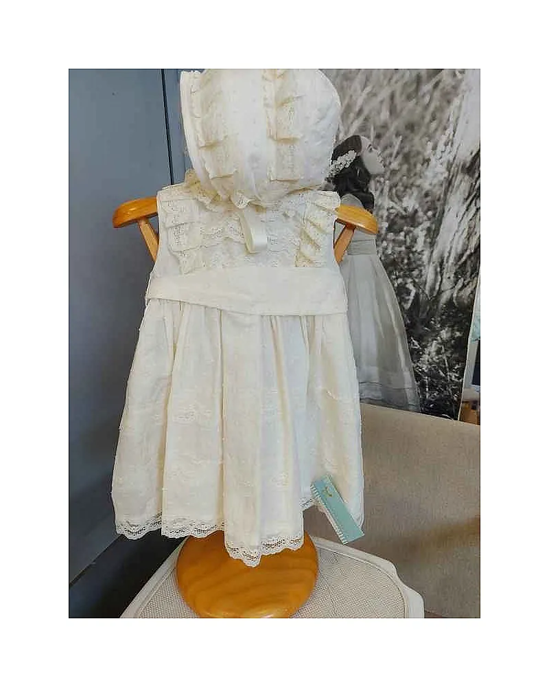 Carmen Garrido vestido y capota