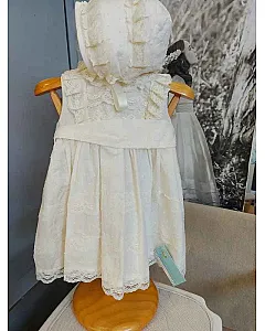 Carmen Garrido vestido y capota