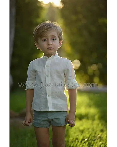 Camisa y bermuda verde empolvado