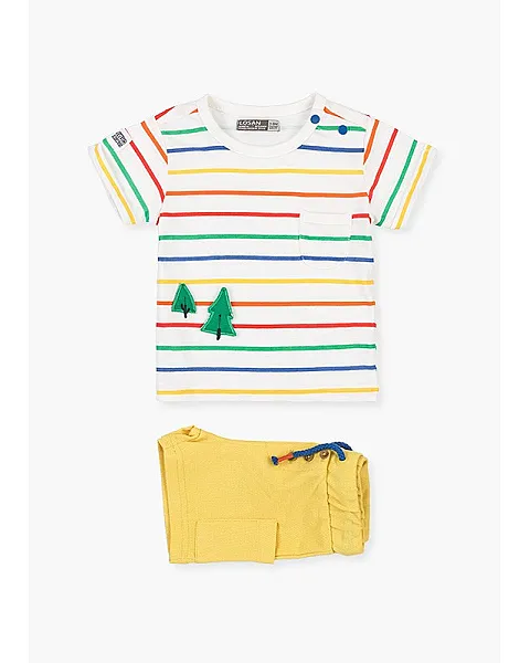 Conjunto de camiseta de rayas multicolores y bermuda.