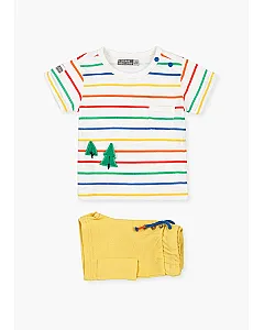 Conjunto de camiseta de rayas multicolores y bermuda.