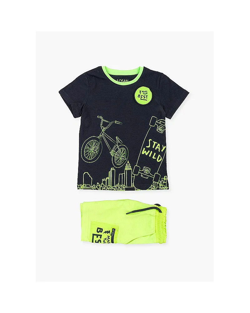 Conjunto de camiseta de manga corta con parche y bermuda.