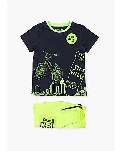 Conjunto de camiseta de manga corta con parche y bermuda.