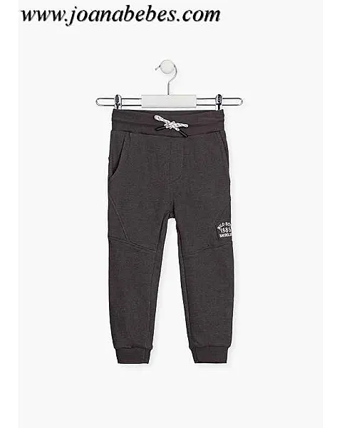 Pantalón deportivo con bolsillos delanteros.