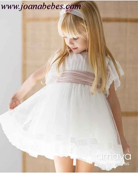 Vestido en tul crudo y fajín en tul plumeti rosa maquillaje