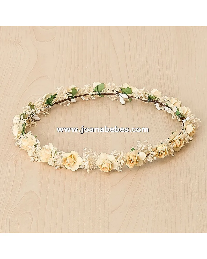 Corona con pequeñas rosas en tonos crudos y flor seca natural