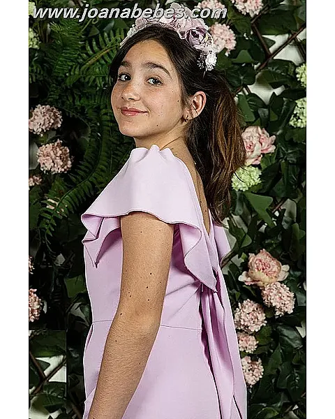 MONO DE CREP CON VOLANTE Y LAZADA EN LA ESPALDA LILA S753