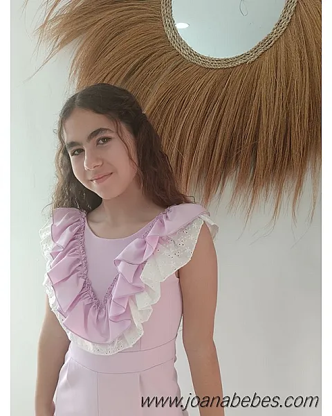 MONO DE CREP CON VOLANTE CUELLO Y ESPALDA LILA