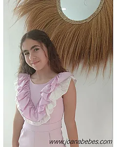 MONO DE CREP CON VOLANTE CUELLO Y ESPALDA LILA