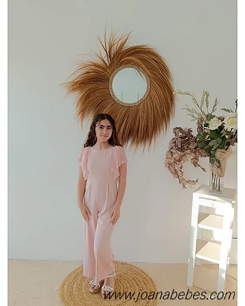 MONO DE CREP CON VOLANTE DELANTERO EN MANGA DE TUL PLUMETY