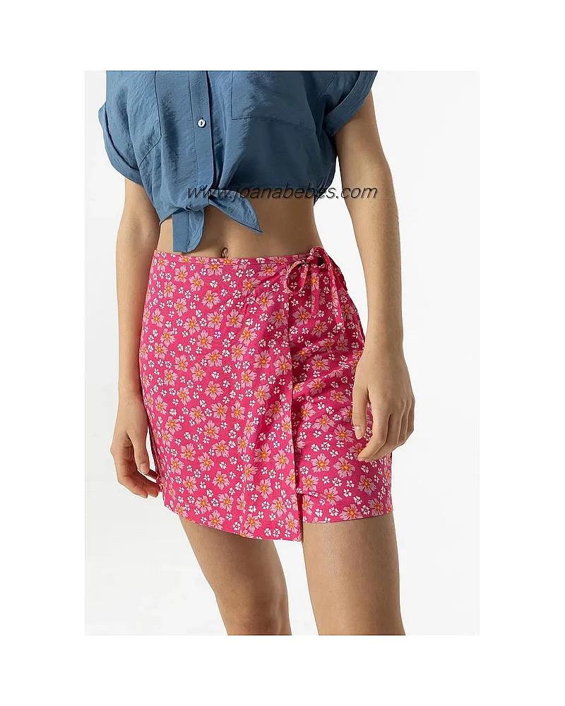 Falda shorts de tiro alto cruzada con lazo. Cierre lateral con cremallera oculta en costura.