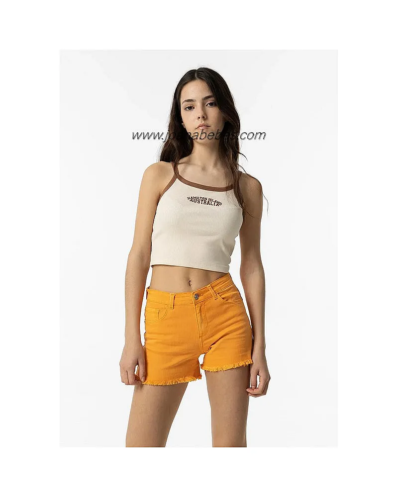 Short de tiro medio con cinco bolsillos. Cierre frontal con cremallera y botón metálico. Bajo desflecado.