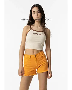 Short de tiro medio con cinco bolsillos. Cierre frontal con cremallera y botón metálico. Bajo desflecado.