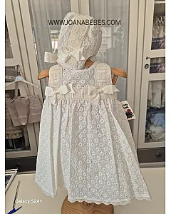 VESTIDO Y CAPOTA TEJIDO PERFORADO DE ALGODON