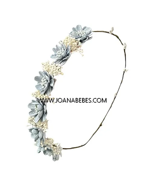 Corona con pequeñas flores y flor secaCorona azul con pequeñas flores y flor seca celeste