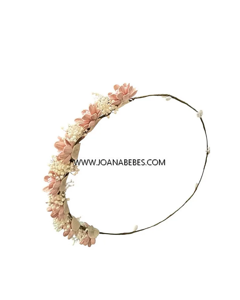 Corona rosa con pequeñas flores y flor seca