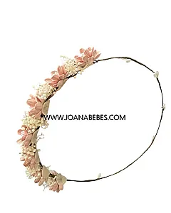 Corona rosa con pequeñas flores y flor seca