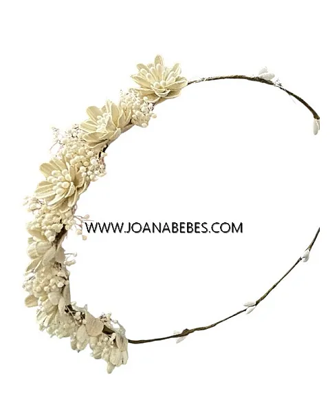 Corona crudo con pequeñas flores y flor seca