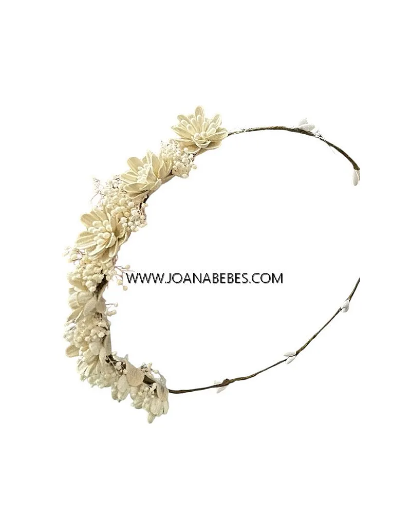 Corona crudo con pequeñas flores y flor seca