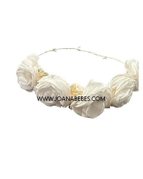 Corona blanca rosas y flor seca