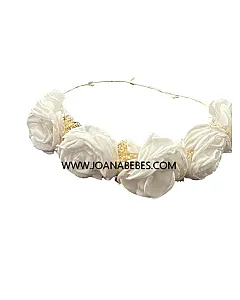 Corona blanca rosas y flor seca