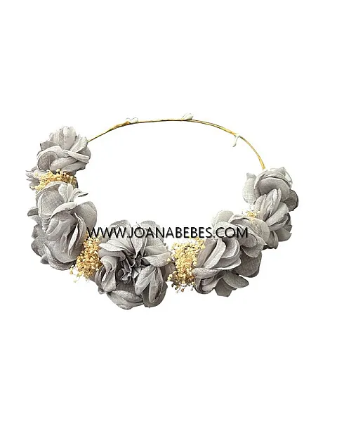 Corona gris rosas y flor seca