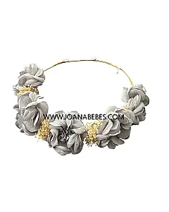 Corona gris rosas y flor seca