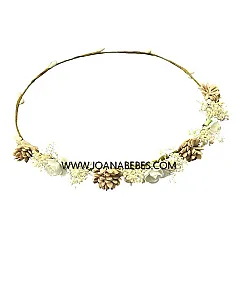 Corona camel con pequeñas flores y flor seca