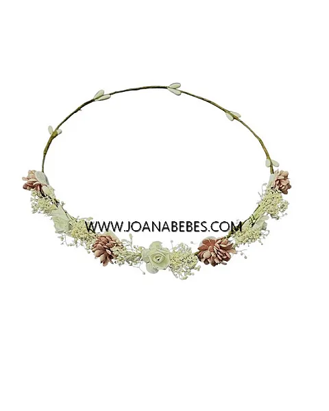 Corona rosa empolvado con pequeñas flores y flor seca