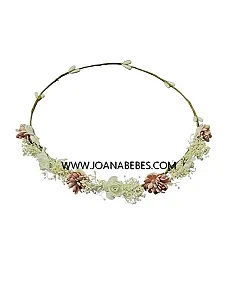 Corona rosa empolvado con pequeñas flores y flor seca