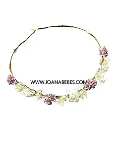 Corona malva con pequeñas flores y flor seca