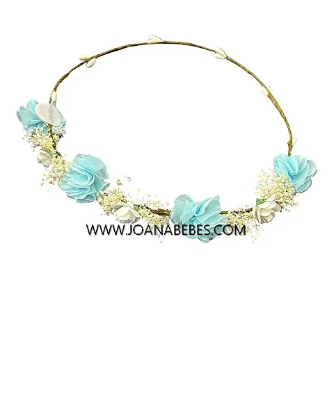 Corona celeste con pequeñas flores y flor seca